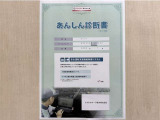 サポカーあんしん診断!トヨタ専用診断器で衝突被害軽減ブレーキなどの安全運転支援装置システムを点検しています。
