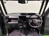 360&deg;UV&IRカット機能ガラス採用。見易い計器類と運転し易いレイアウトのドライビングポジションは、極細Aピラーの採用で視角も少なく前方&左右の見切りが良く安心して運転できます。