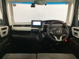 【前方視界】開放的な前方視界!運転がしやすく疲れにくいです♪窓が大きく、見通しがとっても良いおクルマですよ♪