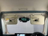両席のサンバイザーにはバニティーミラーも付いています。身だしなみチェックには欠かせません。