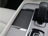 対応機種のスマートフォンを、トンネルコンソールの下のラバープレートに置いておくだけで充電可能。センターディスプレイの機能ビューを使用して、充電プレートのオンとオフを切り替えることができます。