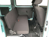 いざという時に2名乗車可能な後席シートを備えております!