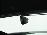 ◆リアにもドライブレコーダーを装備しております◆映像・音声などを記録する自動車用の装置です。もしもの事故の際の記録はもちろん、旅行の際の思い出としてドライブの映像を楽しむことができます。
