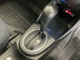 手に馴染むシフトノブで、操作がスムーズに。毎日のドライブがもっと楽しく快適になります。パーキングブレーキは、使いやすいハンドタイプのサイドブレーキです。