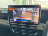 クリアなバックカメラに、パーキングも車庫入れも頼りになるPark Assist機能も付いています。