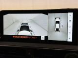 パノラミックビューモニターを装備。駐車場や交差点でクルマを真上から見るように周囲を確認できます。機能の詳細は販売店スタッフまでおたずねください。