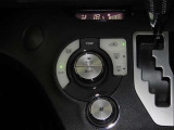【オートエアコン】一度お好みの温度に設定すれば、車内の温度を検知し風量や温度を自動で調整してくれます。