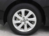 純正アルミホイールは精度が高く、走行の安定性が優れています。タイヤサイズ185/65R15