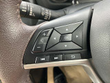 グリップ感の良い本革巻きステアリング。手を離さなくてもオーディオコントロールができるステアリングスイッチ付き。