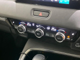【オートエアコン】一度お好みの温度に設定すれば、車内の温度を検知し風量や温度を自動で調整。暑い&hellip;寒い&hellip;と何度もスイッチ操作をする必要はありません。快適な車内空間には必須の機能ですね♪