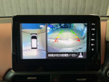 【アラウンドビューモニター】周囲を見渡せる映像で、スムースな駐車をサポートします