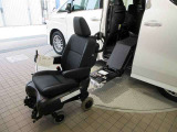 車内に車いすをスムーズに収納できる電動式の車いす収納装置♪
