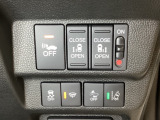 両側電動スライドドアは運転席から操作ができるよう、操作スイッチが付いています。Hondaセンシング用のVSA(ABS+TCS+横滑り抑制)解除と路外逸脱抑制機能などのスイッチがあります。