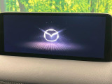 【10.25インチマツダコネクト】車内の雰囲気にマッチした大型ディスプレイ。スマホ接続でのナビ使用やBluetooth再生等、様々な機能が楽しめます。直感的なダイヤル操作が可能で、使い勝手も良好です。