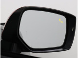 車体後部に内蔵されたセンサーによって、自車の後側方から接近する車両を検知。衝突の危険があるとシステムが判断した場合、ドアミラーのLEDインジケーターや警報音でドライバーに注意を促します。