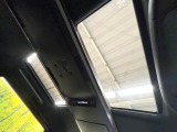 【ガラスルーフ】大型のガラスルーフ搭載で車内の解放感が一気にアップ!開放的なドライブをお楽しみいただけます。