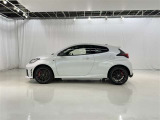 モータースポーツにて勝つためのデザインを追及。そのため、ベースはヤリスでも細部まで軽量化や機能性の強化が図られています。