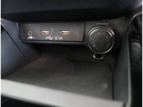エアコンのスイッチの下には、充電にも使用できるナビ接続用USB端子があります。AUX端子にオーディオプレーヤーが接続できます。