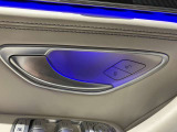 メルセデスのシートは少し硬めになっております。長時間の運転の際、適度な反発があることでお尻や腰の負担を減らす効果が御座います。