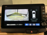 リバースギアに入れるだけで後方の表示へ切り替わります。夜間や雨の日の駐車も楽になりますよ。