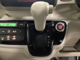 CVT車のセレクトレバーです。低速から高速まで、変速ショックのないスムーズな走りを実現するとともに、エンジン効率のよい領域を維持することで燃費にも貢献します。