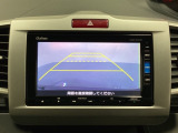バックでの車庫入れも安心です! リアカメラが付いているバックモニター付のナビを装備しております。操作線もついており距離感も画面から確認できます。