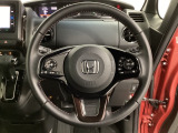 ハンドルにHondaセンシング系のクルーズコントロールやレーンキープアシストなどのスイッチと、オーディオの操作スイッチが装備されています。ハンドルから手を離さず安全に操作できます。