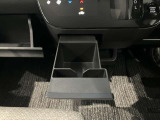 両席側前部中央にドリンクホルダーあります♪運転中でも手が届きやすい位置にあって使い易いです♪