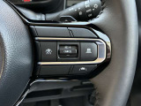 ステアリングのスイッチを操作すると、ステレオカメラで先行車との距離を測定。設定した車間距離を保ちながら追従します。長距離運転時などにおける運転操作の負担を軽減します。