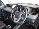 落ち着いた色合いで統一された室内。居心地の良い運転席がロングドライブをサポート。