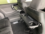 折りたたみ式のシートバックテーブルは限られた空間を有効活用。車内の家族時間をもっと快適に。休憩時のちょっとした小物置に使える、前席背面の格納式テーブルが付いています。
