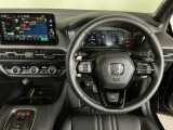 【ハンドル】運転にかかわる様々な操作を安全に行えるように視点移動が少なく操作性に配慮されたスイッチ類が凝縮されたコックピットです。