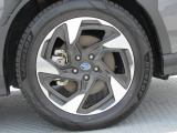純正18インチアルミホイール。 タイヤサイズは225/55R18