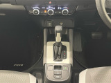 「e:HEV」搭載車です。日常シーンのほとんどをモーターで走行し、高速クルージングなどモーターよりもエンジンの方が効率が良い領域はエンジンで走行、あらゆる領域で優れた燃費走行を実現します。