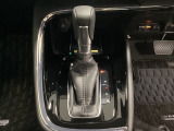 「e:HEV」は、モーター走行を中心にしながら電気エネルギーやエンジン動力を最も効率よく使い分けることができる賢いハイブリッドシステムです。サイドブレーキはスイッチ操作の電子制御パーキングブレーキです