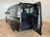 【わくわくゲート】後ろのドアをヨコに開ければ、車の後ろに余裕の無い駐車場でも荷物の積みおろしがラクラクです!3列目シートから乗り降りする時にも便利ですよ♪