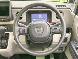 インテリアに合わせたデザインのステアリングは、運転される方のことも考え、運転しやすい形状、大きさです。是非一度、実際に触ってお確かめください。