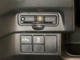 ハンドルの左下にETCとHondaセンシング用の、VSA(ABS+TCS+横滑り抑制)解除スイッチなどがついています。高速道路の料金所の通過も楽々です。 カードの取り出しもしやすい場所についています。