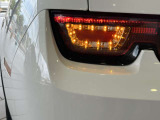 RSバッジを装着。外観強化パッケージ装備車であることを示すポイント。スモーク仕上げのテールランプと合わせ、リアビューを引き締める印象。