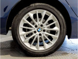 【BMWアロイホイル】軽量かつ強度に拘ったアロイホイル。走行性能ポテンシャルを引き出す設計。車の足元を引き締めてくれる大きなポイントはアロイホイルです。