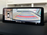 360度ビューカメラを搭載。4方の小型カメラの映像を処理し、車両真上からの映像に変換しています。