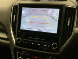 リバースギアに入れるだけで後方の表示へ切り替わります。夜間や雨の日の駐車も楽になりますよ。
