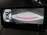 上空から俯瞰した映像で周囲の状況を確認出来る360&deg;ビューモニターです。これなら狭い駐車場でも安心ですね。また、隠れたお子様やいつの間にか置かれたカートも確認出来ますね。