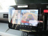 【全方位モニター】リバースに入れた際、車両全体を見渡している映像に切り替わります。また、見通しが悪い場所で便利な前方ワイド映像やすれ違いに便利な助手席側ワイド映像など切り替えが出来ますよ♪