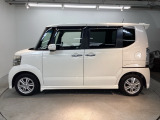 狭い駐車場でも、スライドドアならチャイルドシートへのお子さまの乗降や荷物の積載もスムーズ。とても便利な【助手席側。電動スライドドア】ドアハンドを少し引くだけでリアドアが自動開閉します。
