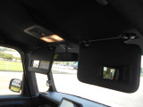運転席と助手席にバニティミラーが付いています☆