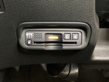 ハンドルの左下にETCがついています。高速道路の料金所の通過も楽々です!。 カードの取り出しもしやすい場所についています。