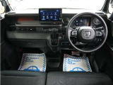 運転にかかわる様々な操作を安全に行えるように視点移動が少なく、操作性に配慮されたスイッチ類が凝縮されたコクピットです。