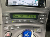 【オートエアコン】一度お好みの温度に設定すれば、車内の温度を検知し風量や温度を自動で調整。暑い&hellip;寒い&hellip;と何度もスイッチ操作をする必要はありません。快適な車内空間には必須の機能ですね♪