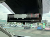 後方視界をクリアに映し出してくれるスマートルームミラー。